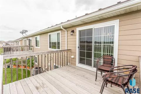 1011 N Crestfield Pl, Sioux Falls, SD 57107 photo 4
