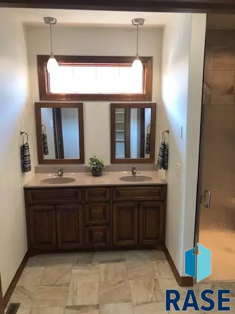 720 E Shadow Creek Ln, Sioux Falls, SD 57108 photo 6