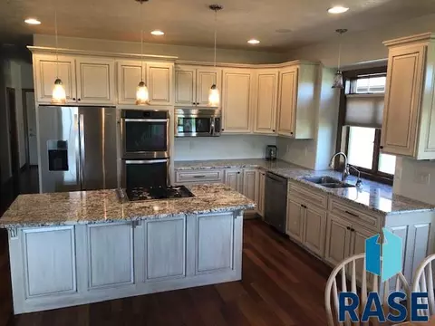720 E Shadow Creek Ln, Sioux Falls, SD 57108 photo 2