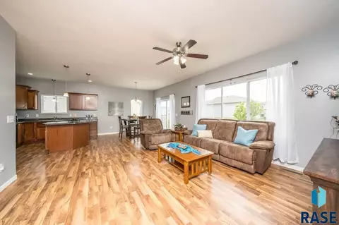 1304 W Creekside Dr, Brandon, SD 57005 photo 2