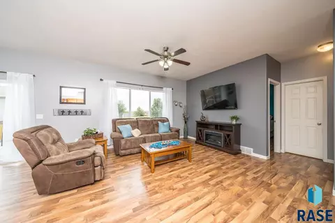 1304 W Creekside Dr, Brandon, SD 57005 photo 3