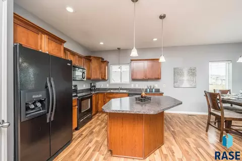 1304 W Creekside Dr, Brandon, SD 57005 photo 5