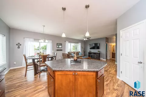 1304 W Creekside Dr, Brandon, SD 57005 photo 6