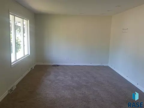 409 E Drake Ave, Salem, SD 57058 photo 4