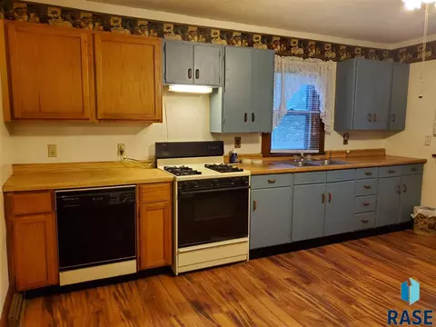 204 E 1st St, Marion, SD 57043 photo 2