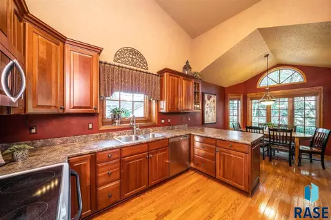 3405 E Micah Ln, Sioux Falls, SD 57103 photo 8