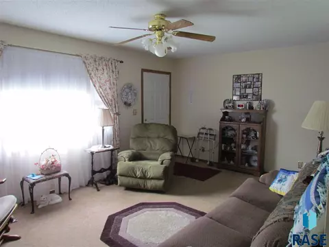 508 S Grant Ave, Madison, SD 57042 photo 5