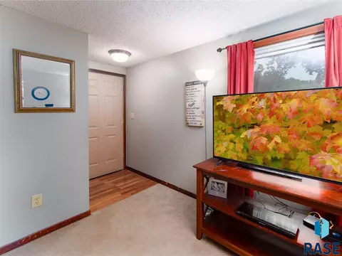 1609 S Bahnson Ave, Sioux Falls, SD 57103 photo 3