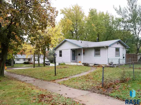 1609 S Bahnson Ave, Sioux Falls, SD 57103 photo 2