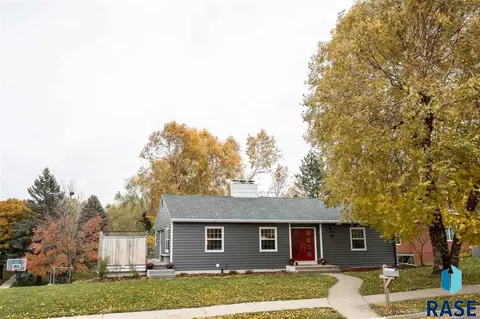 1300 E Otonka Trl, Sioux Falls, SD 57103 photo 1