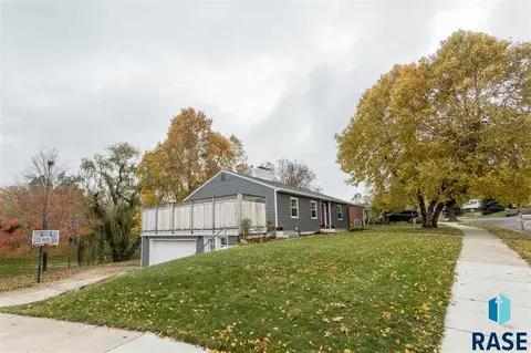 1300 E Otonka Trl, Sioux Falls, SD 57103 photo 8