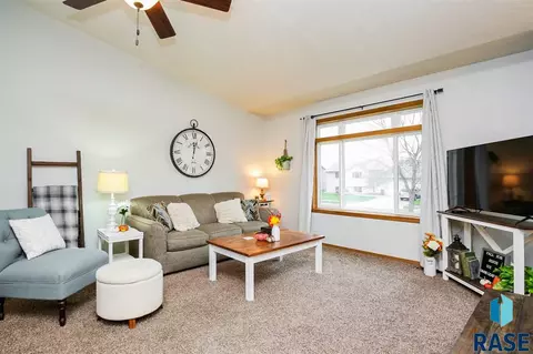 5612 S Cain Ave, Sioux Falls, SD 57106 photo 4