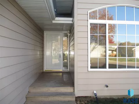 4608 S Key Ave, Sioux Falls, SD 57106 photo 2