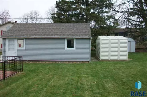 206 E 7th St, Dell Rapids, SD 57022 photo 4