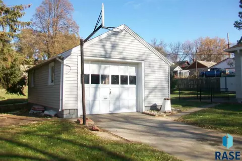 206 E 7th St, Dell Rapids, SD 57022 photo 3