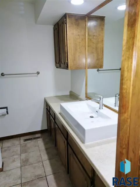 1515 N Ridge Rd, Mitchell, SD 57301 photo 14