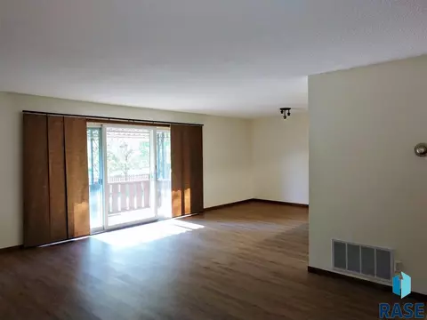 1515 N Ridge Rd, Mitchell, SD 57301 photo 13