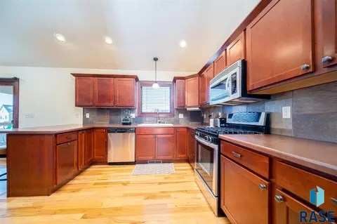 1809 S Locust Ave, Brandon, SD 57005 photo 7