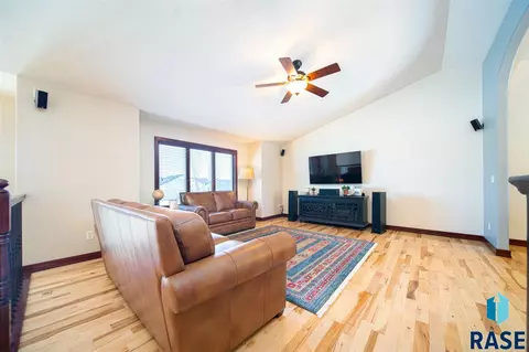 1809 S Locust Ave, Brandon, SD 57005 photo 3