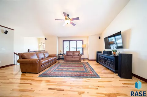 1809 S Locust Ave, Brandon, SD 57005 photo 2