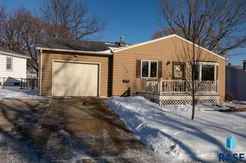 1200 S Tabbert Cir, Sioux Falls, SD 57103 photo 2