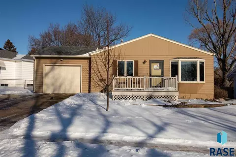 1200 S Tabbert Cir, Sioux Falls, SD 57103 photo 1