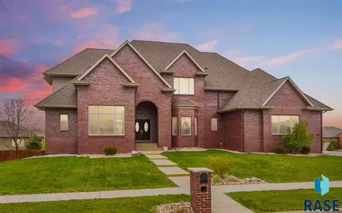 205 E Pinehurst Dr, Sioux Falls, SD 57108 photo 2