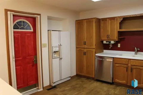 825 E Center St, Madison, SD 57042 photo 16