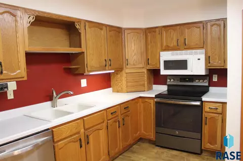 825 E Center St, Madison, SD 57042 photo 15