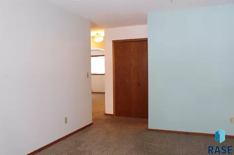 825 E Center St, Madison, SD 57042 photo 4