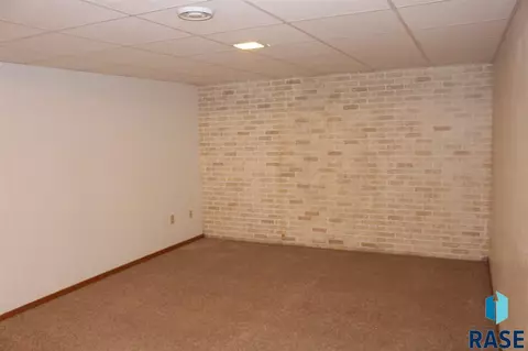 825 E Center St, Madison, SD 57042 photo 19