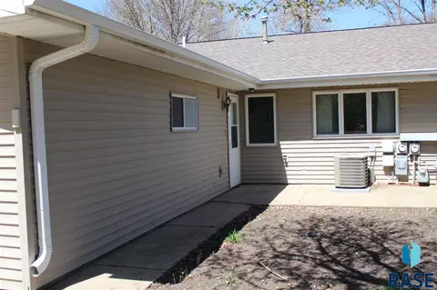 825 E Center St, Madison, SD 57042 photo 25