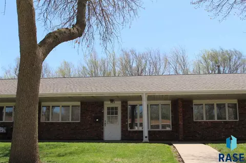 825 E Center St, Madison, SD 57042 photo 1