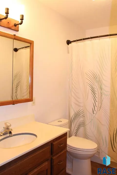 825 E Center St, Madison, SD 57042 photo 5