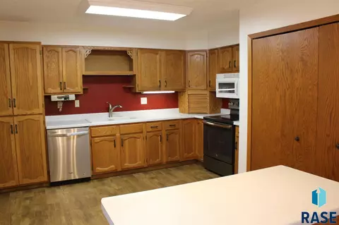 825 E Center St, Madison, SD 57042 photo 14