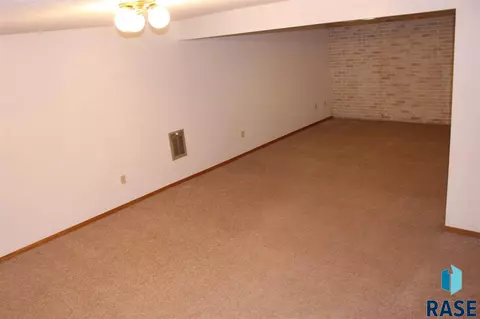 825 E Center St, Madison, SD 57042 photo 20