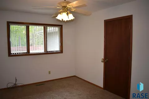 825 E Center St, Madison, SD 57042 photo 11