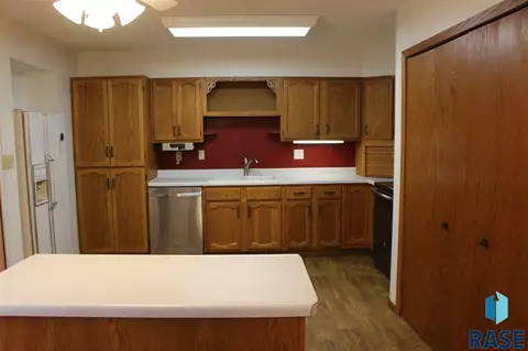 825 E Center St, Madison, SD 57042 photo 13