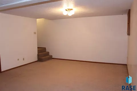 825 E Center St, Madison, SD 57042 photo 18
