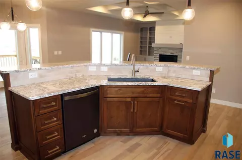 7001 E 40th St, Sioux Falls, SD 57110 photo 4