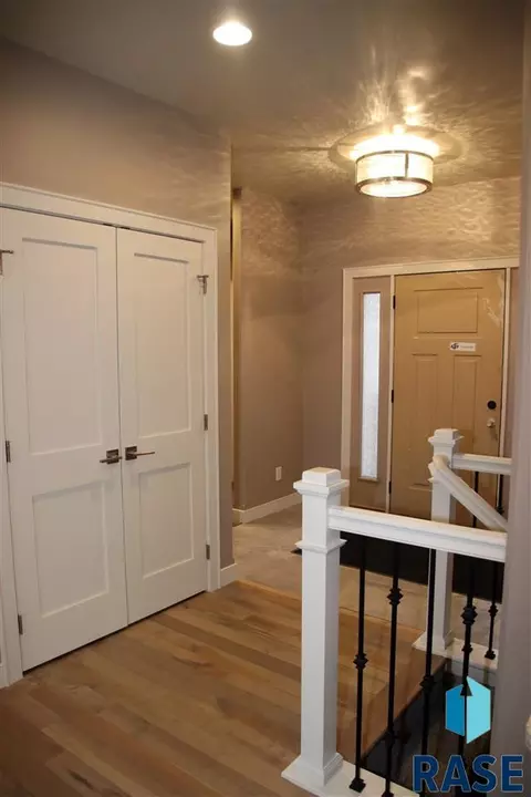 7001 E 40th St, Sioux Falls, SD 57110 photo 2