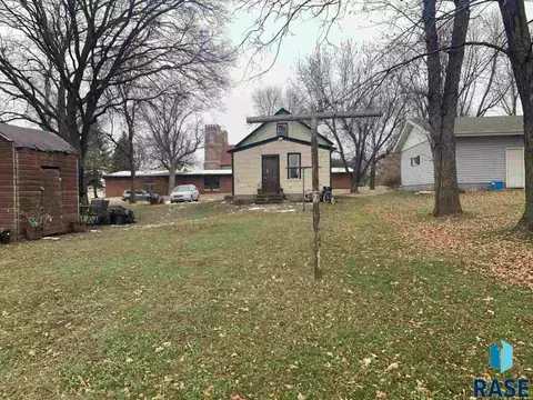 405 E 3rd Ave, Flandreau, SD 57028 photo 2