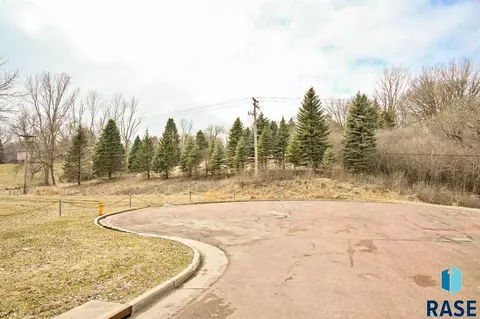 100 W Autumn Ln, Sioux Falls, SD 57105 photo 2