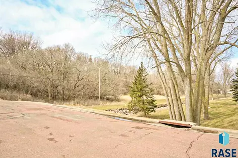 100 W Autumn Ln, Sioux Falls, SD 57105 photo 3