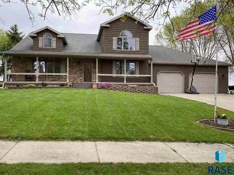 412 Cedar Ct, Madison, SD 57042 photo 1