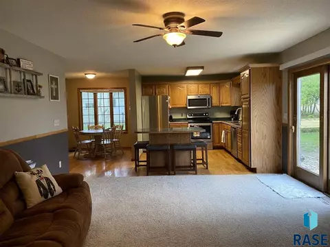 412 Cedar Ct, Madison, SD 57042 photo 7