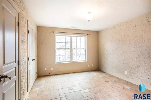 2116 S Phillips Ave, Sioux Falls, SD 57105 photo 17