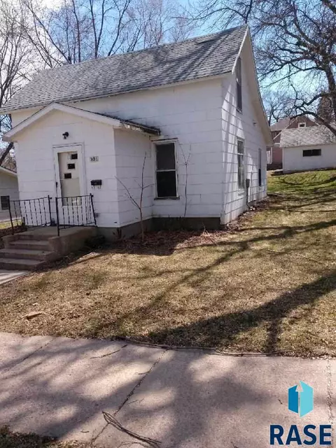 301 E 8th St, Dell Rapids, SD 57022 photo 1