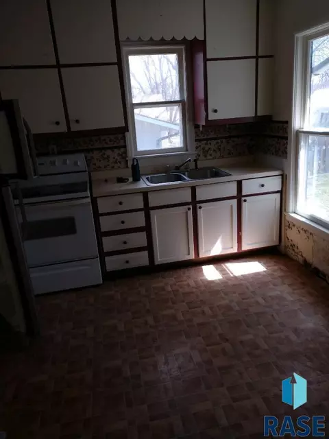 301 E 8th St, Dell Rapids, SD 57022 photo 4