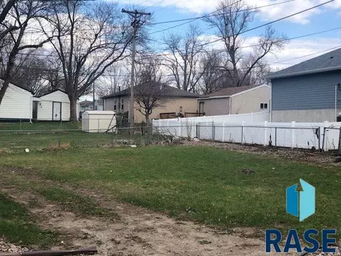 2813 E 19th St, Sioux Falls, SD 57103 photo 2